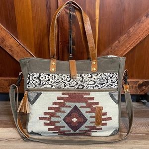 Myra Amber cool messenger bag